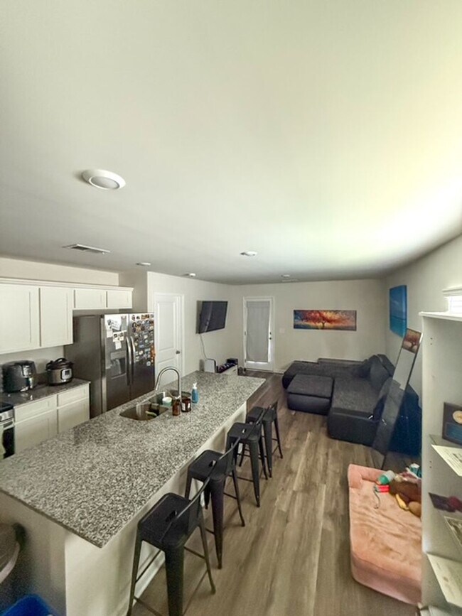 Foto del edificio - 413 Middlebury Ln