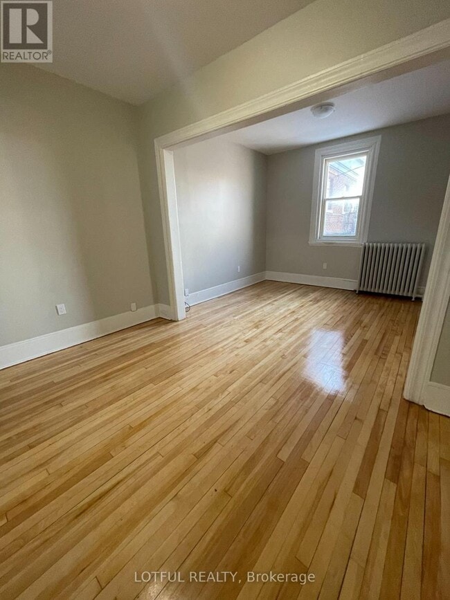 Building Photo - 6 Russell St E