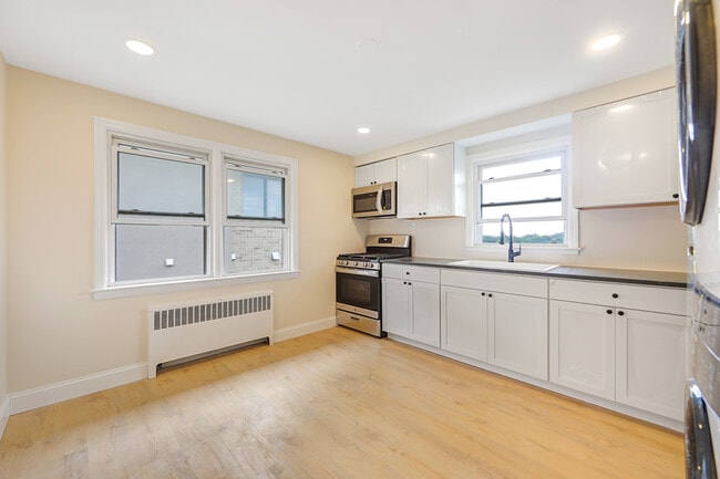 Building Photo - 114 E Edsall Ave