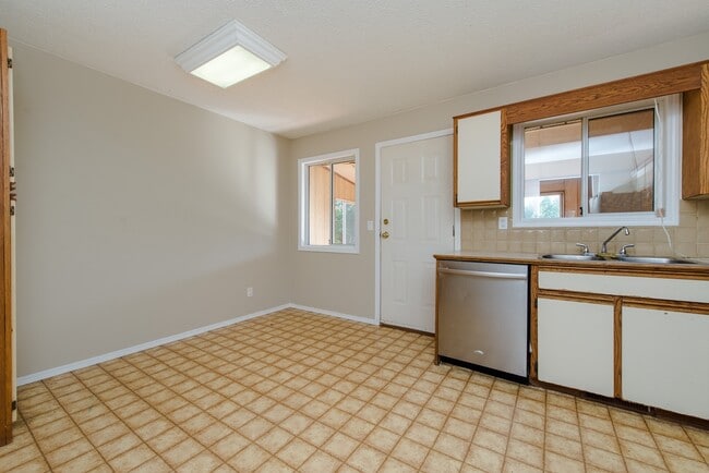 Building Photo - 8596 Ashwell Rd