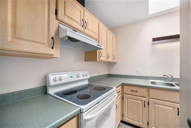 Building Photo - Beautifully Updated Condo In Desirable South East Denver Neighborhood