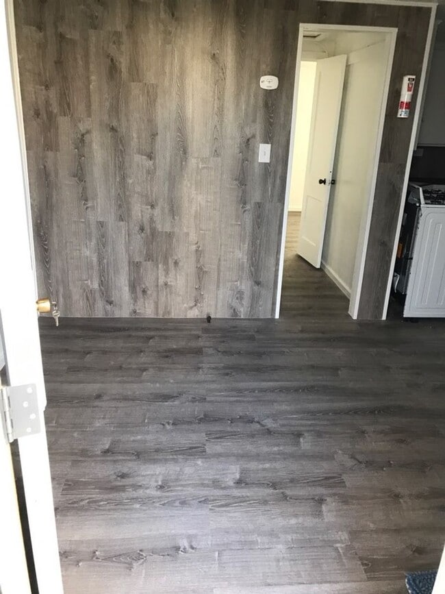 Building Photo - Cabin Style Rental in Rifle!