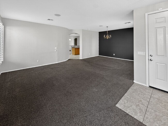 Foto del edificio - Single-level 4 bed, 2 bath home with tandem 3-car garage and RV gate.