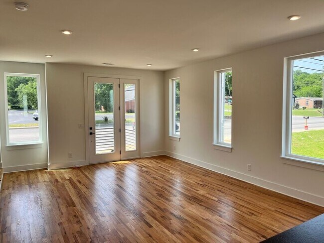 Building Photo - 2206 Buena Vista Pike