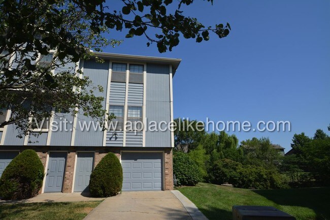 Building Photo - 422 NE Timbercreek Dr Lees Summit MO 64086