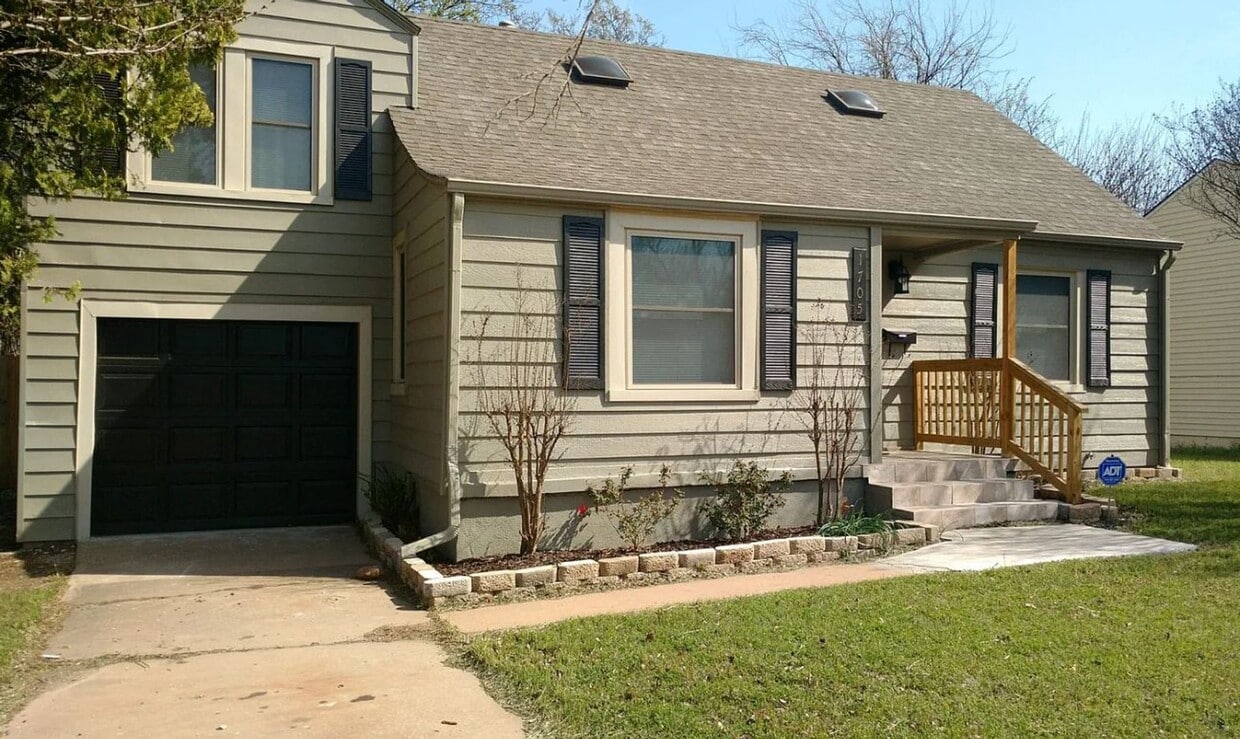 Primary Photo - 1705 NW Euclid- AVAILABLE NOW!