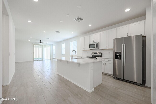 Foto del edificio - 24242 W Watkins St