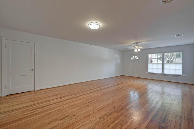 Building Photo - 2806 Greenbriar Dr