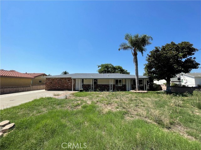 Building Photo - 2020 S Oaks Ave
