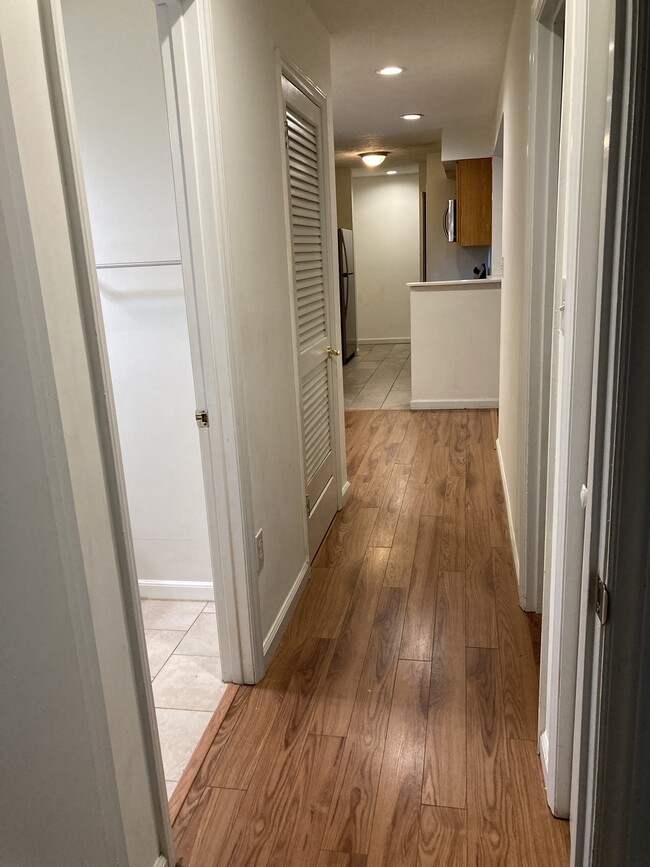 Hallway - 4002 Governors Sq