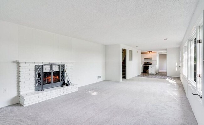 Foto del edificio - Spacious 4-Bed 3-Bath Home Available Now i...