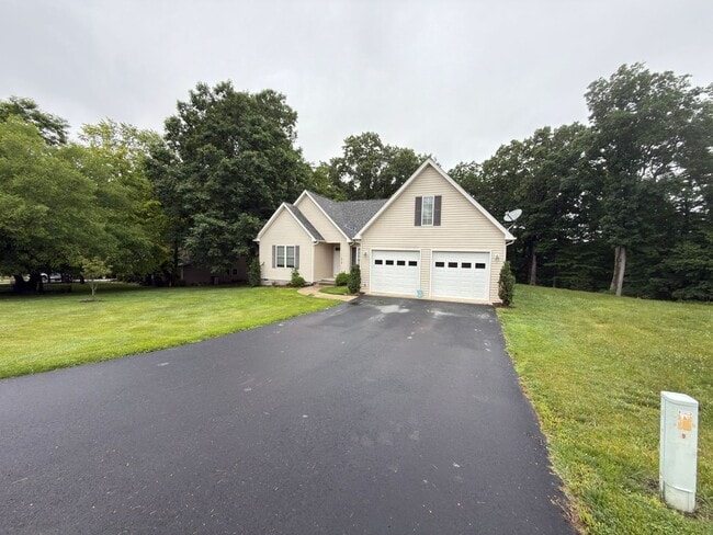 Building Photo - Beautiful Three Bedroom, Two and a half Bath home available in River Wood of Fairlawn