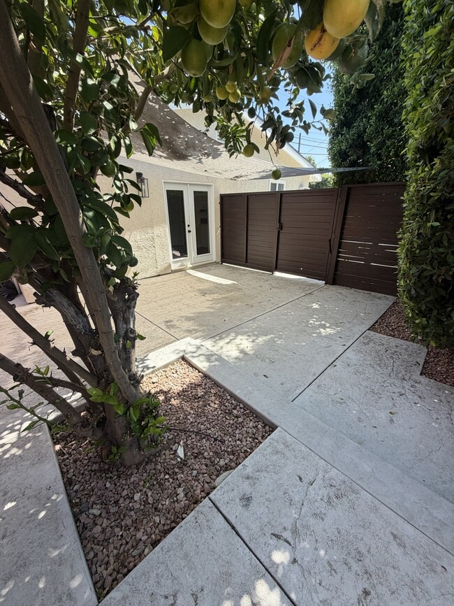 Building Photo - 6024 Lindley Ave