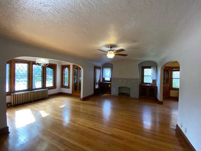 Living room - 3263 N Sherman Blvd
