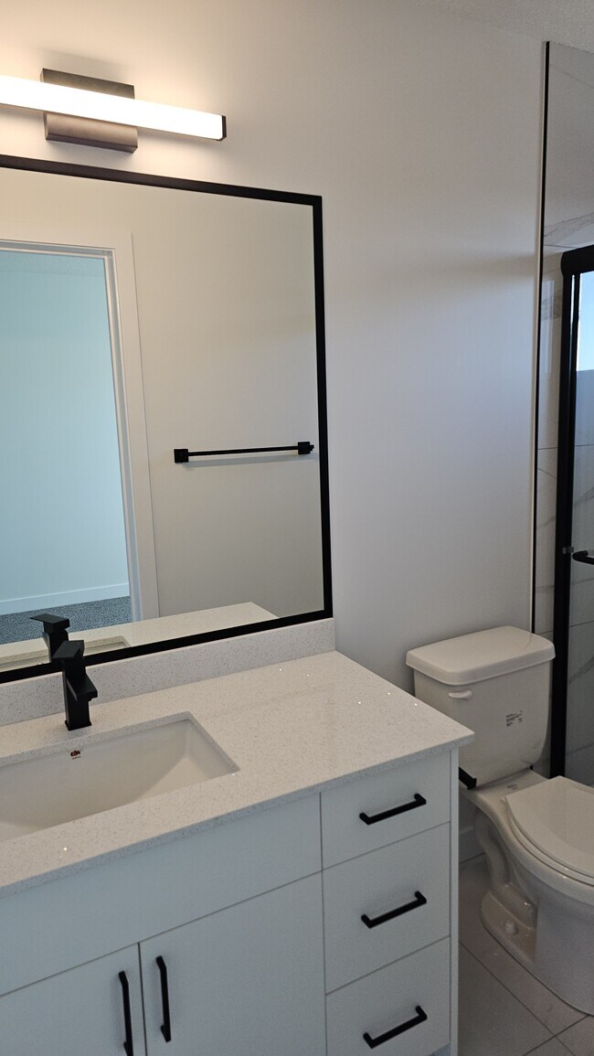 Photo du bâtiment - 18120-18128 28 Ave SW