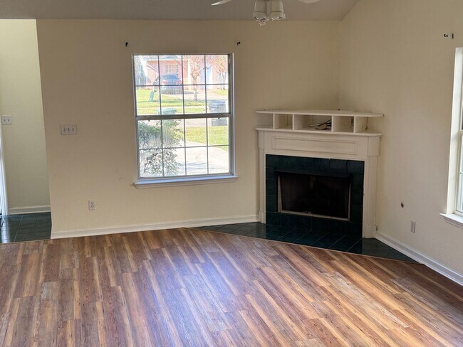 Foto del edificio - 2511 Golden Park Ln