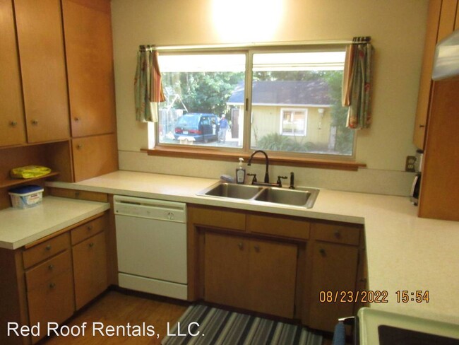 Building Photo - 3 br, 1.5 bath House - 520 152nd St East