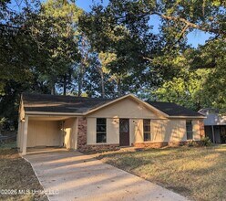 Building Photo - 2705 Magnolia Dr