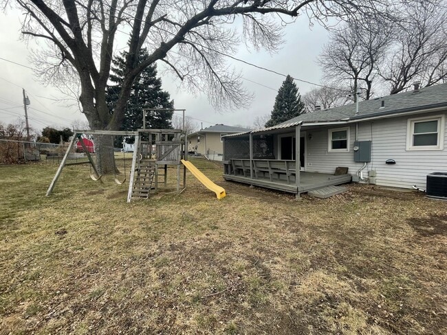 Foto del edificio - Newly updated! 3 bedroom, 2 bath home located near Skyview Lake! More updated photos to come!