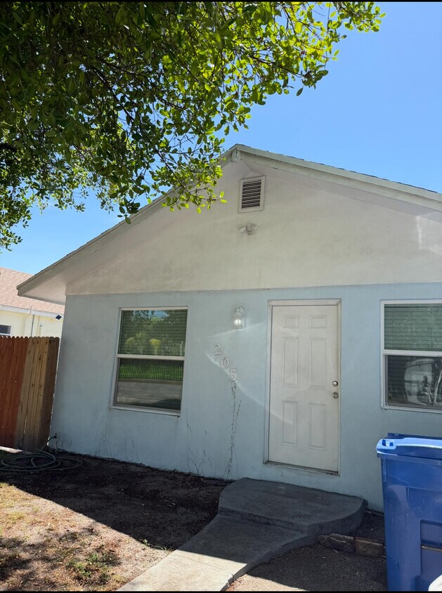 Primary Photo - 205 N Oak St