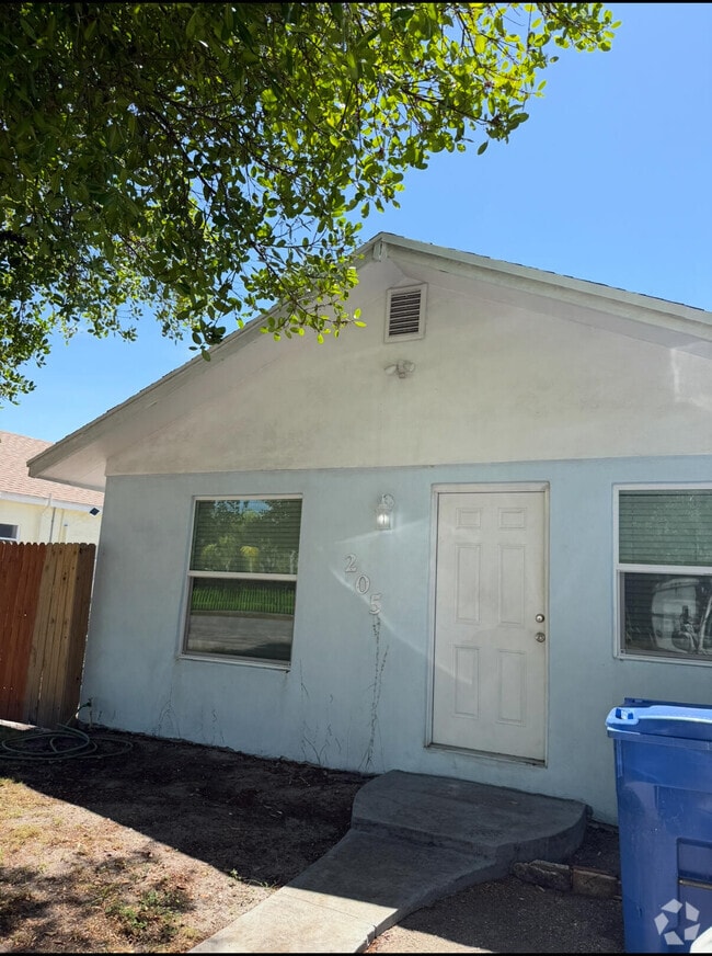 Building Photo - 205 N Oak St