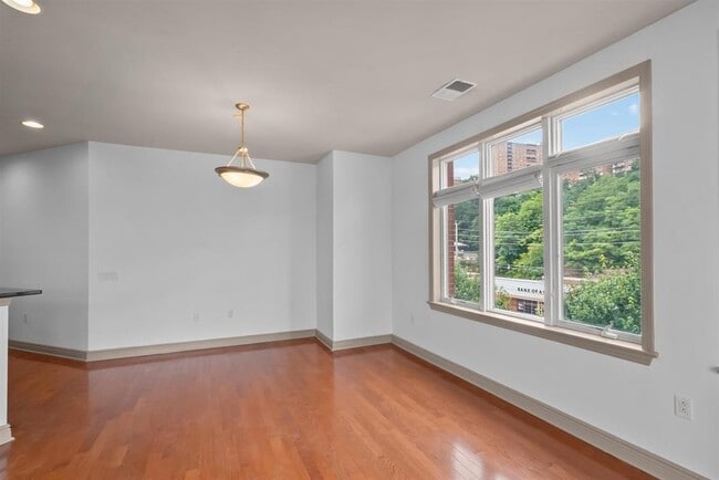 Foto del edificio - 7400 River Rd