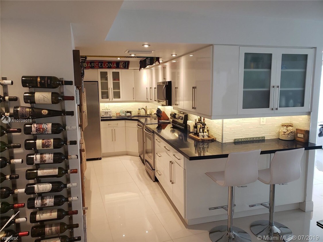 Foto principal - 6039 Collins Ave