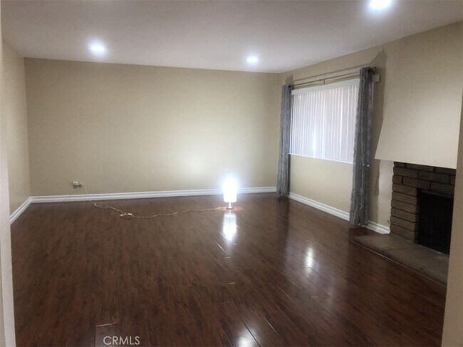 Building Photo - 746 Scripps Dr