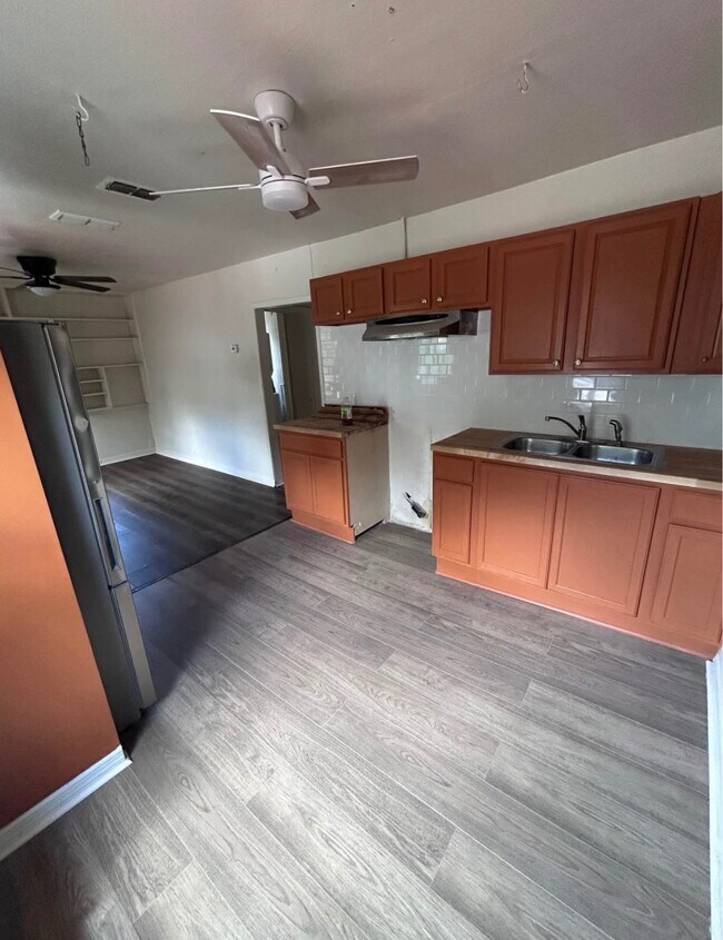 Foto del edificio - 5731 Mitchell Ct