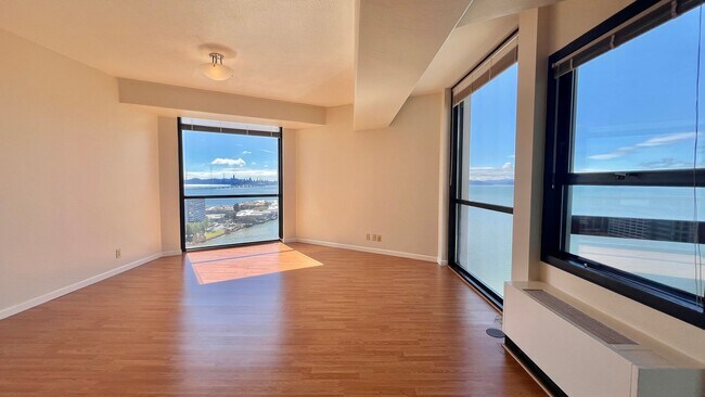 Building Photo - High Rise Living at its Best in Emeryville...