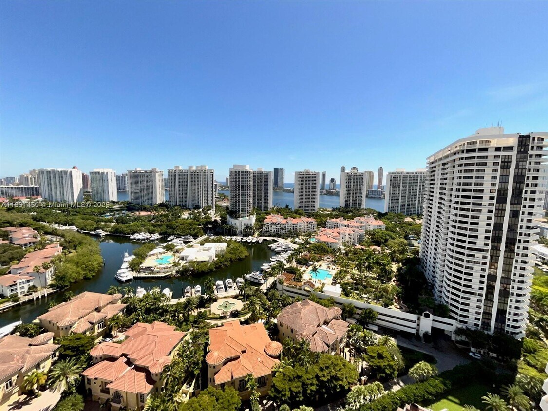 Foto principal - 1000 W Island Blvd