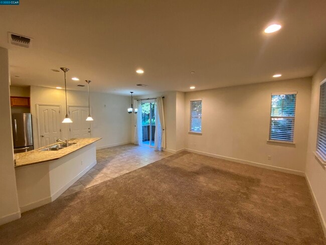 Building Photo - 702 El Paseo Cir