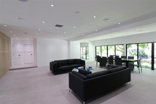 Foto del edificio - 315 NE 122nd St