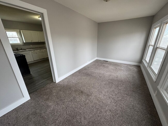 Foto del edificio - 5 bedroom 2 bath house in Moline