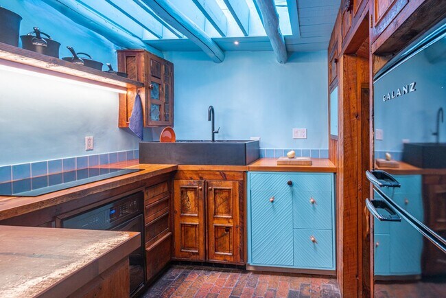 Building Photo - A Cozy Eastside Artist Retreat - 1 bedroom...