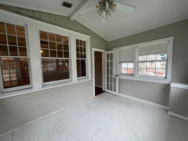 Building Photo - Murray Hill 2/2 Single-Family Home Availab...
