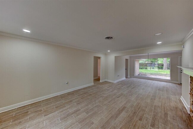 Foto del edificio - 8826 Robindell Dr