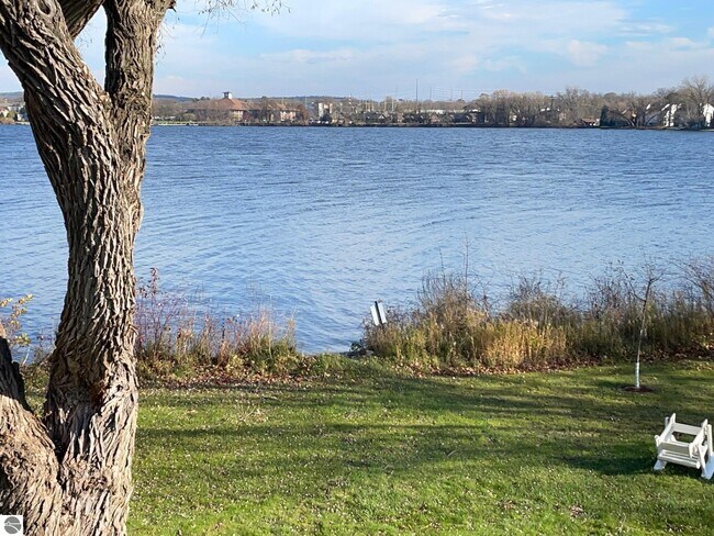 Foto del edificio - 1011 Lake Ridge Dr