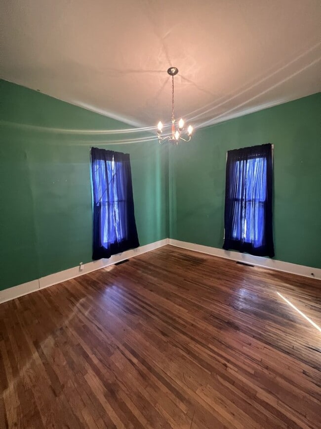 Building Photo - COMING SOON: Cute 2 Bedroom/ 2 bathroom ho...