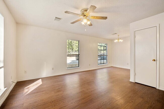 Foto del edificio - Freshly Updated Townhome in the Heart of L...