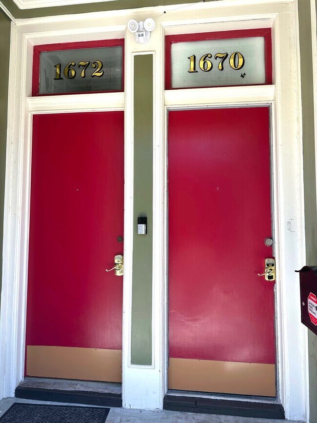 Foto del edificio - REMODELED BRIGHT 1500sf 3BR/1BA Flat Heart...