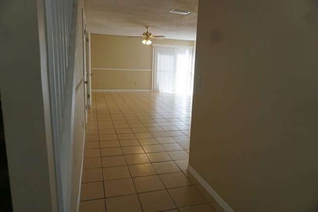 Building Photo - 3 bedroom 2.5 Bathroom townhome with fence...