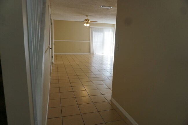 Foto del edificio - 3 bedroom 2.5 Bathroom townhome with fence...