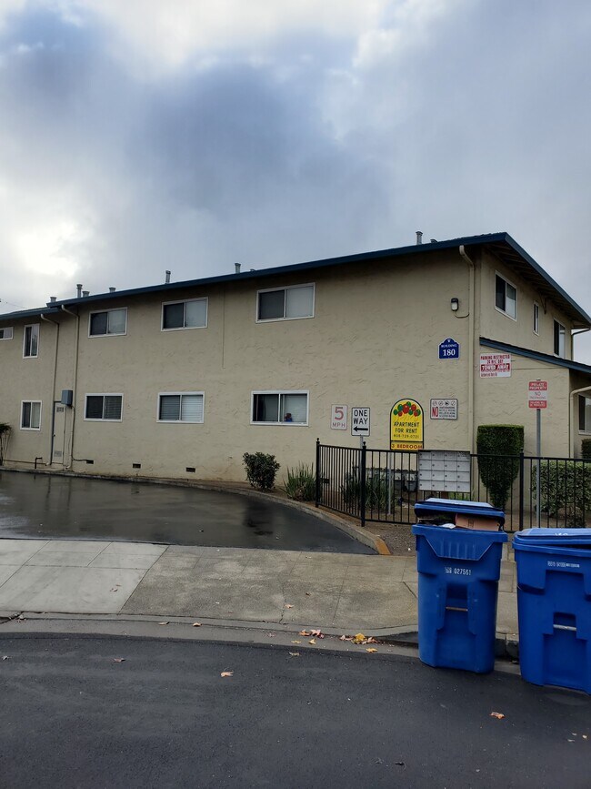 Building Photo - 180 Burnham Ct