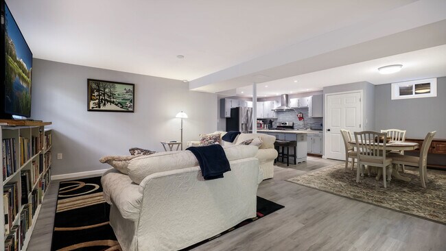 Building Photo - 321 E Jefferson St