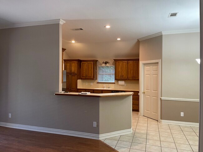 Building Photo - 3014 S Manor Ct