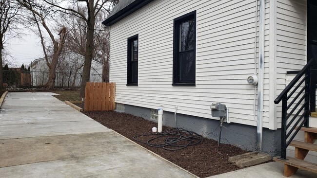Building Photo - 108 Poplar Ave