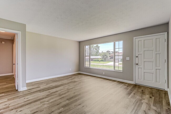 Foto del edificio - Beautiful 4 bedroom, 2 bathroom home for r...