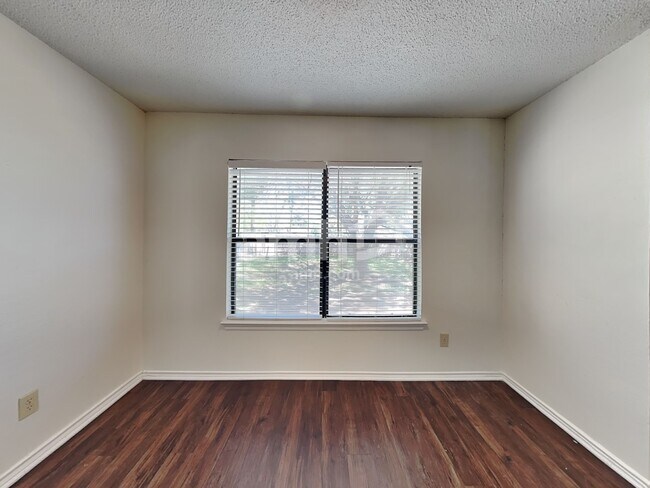 Foto del edificio - 8334 Tavern Pt