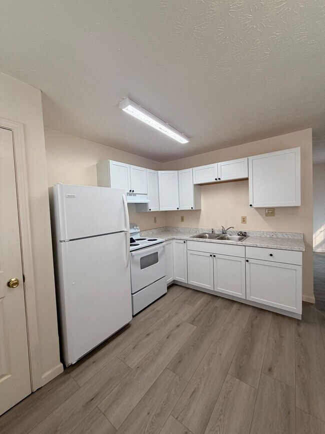 Building Photo - 406 Darley Creek